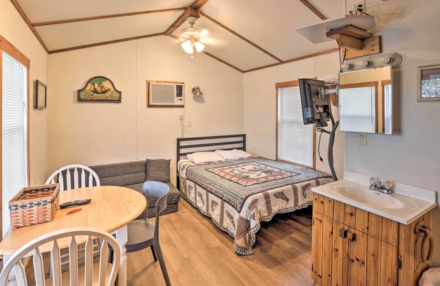 'Captain's Quarters' Cabin: Private Fire Pit!
