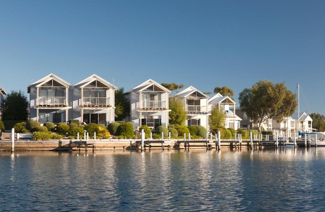 Captains Cove Resort - Absolute Waterfront Apartments