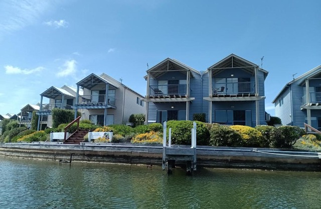 Captains Cove Resort - Waterfront Apartments