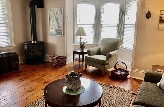 'Captains Quarters' Canal front guest cottage
