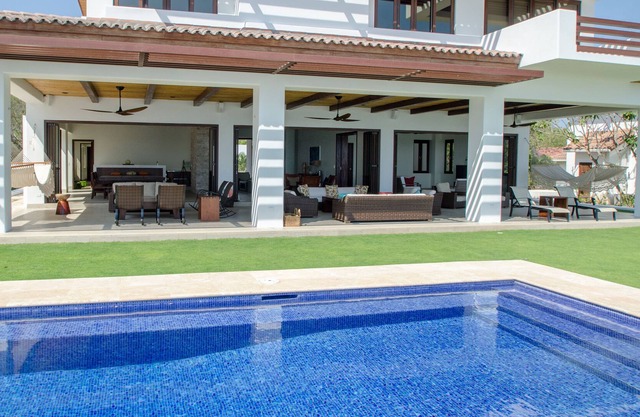 Captiva: Hacienda Iguana's Premier Surf-front Home (7bdr, 8bth, full deluxe)