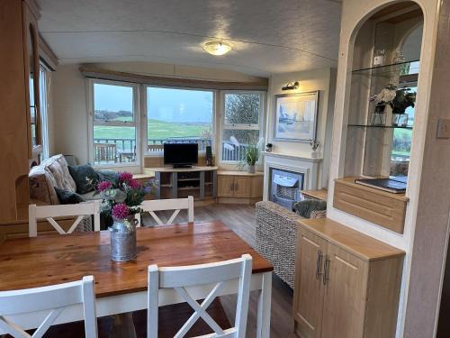 Captivating 2-Bed static caravan in Holyhead