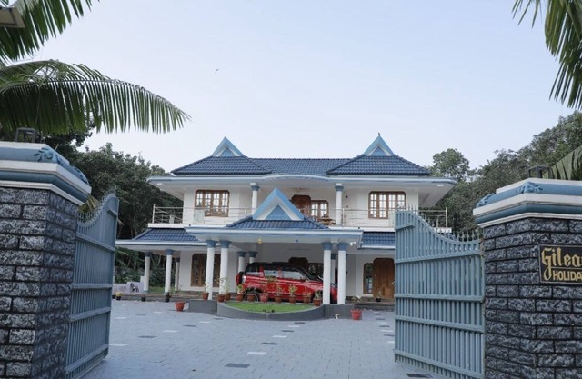 Captivating 5-Bed Villa in Vettiyar