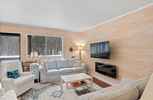 Captivating Hideaway Valley Condo #9