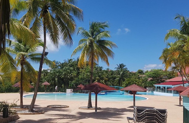 Caraïbes Apparts Resorts-Village vacance piscine 4 étoiles-Accès direct mer