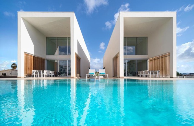 CARAIBAS Bonaire modern air-conditioned vacation villa with a private 20 meter magnesium pool