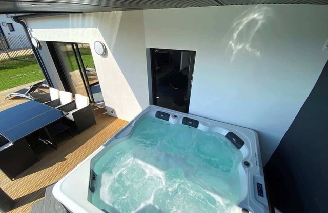 Carantec 4 stars villa with jacuzzi and garden