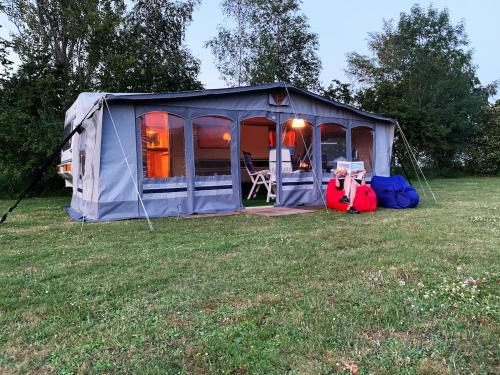 Caravan op rustige camping in Zeeland