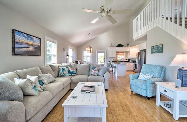 Carefree Coastal Getaway - Walk to Long Beach