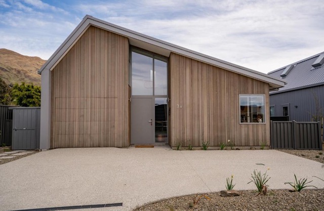 Carefree on Cleland - Wanaka Holiday Home