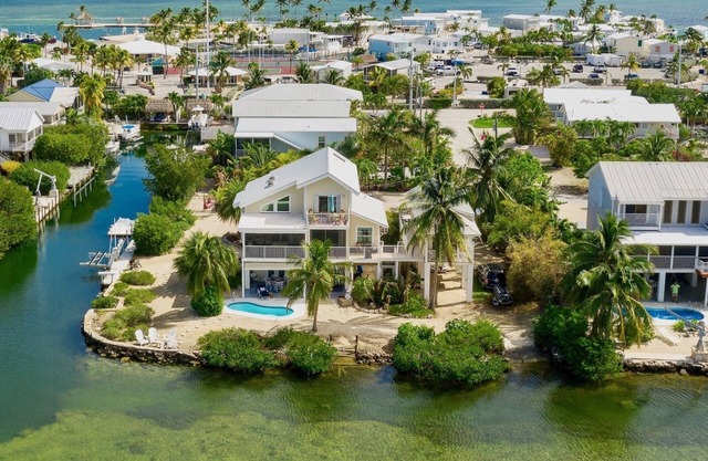 **CAREFREE ON CUDJOE @ THE BAY** Waterfront Home & Pool + LAST KEY SERVICES…