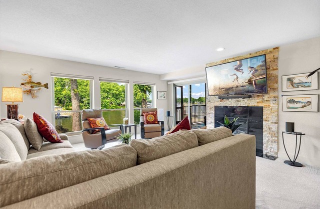 Carefree Tranquility at the Lake – Waterfront Stay for 4 w/ Resort Amenities