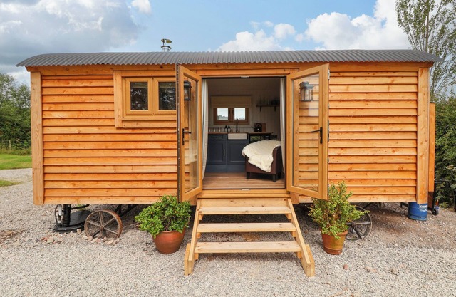 CARIAD MAWR, pet friendly, character holiday cottage in Prestatyn