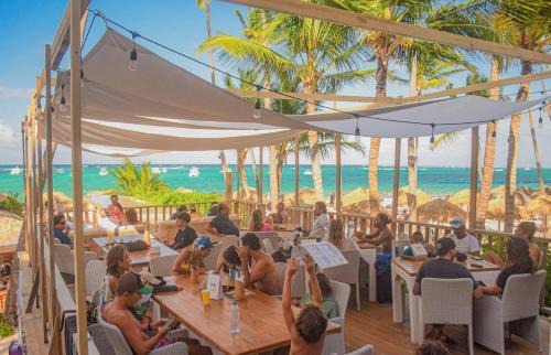 CARIBBEAN STUDIOS DELUXE with ROOFTOP POOL and SPA - LOS CORALES BEACH