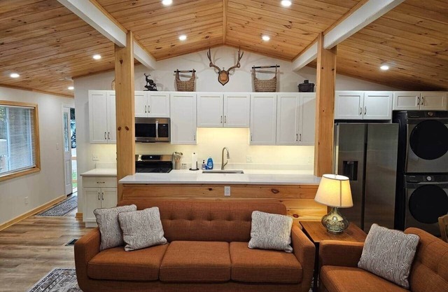 Caribou Cabin – Fireside & Hot Tub Retreat