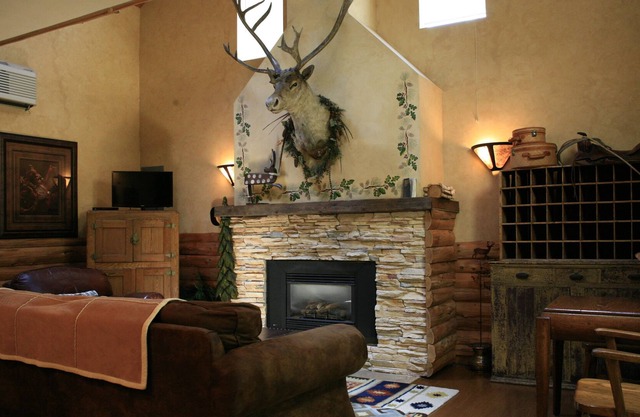 Caribou(Pet Friendly)-Cottage-Jacuzzi-Queen