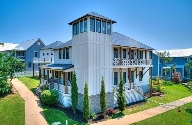 Carlton Landing. Large lakeview family home. Close to pool, pickleball & tennis!