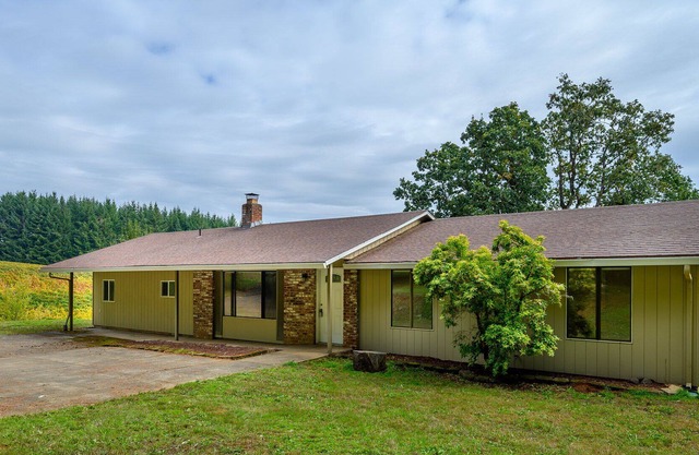 Carlton Vineyard Home on Twenty Acres - Tranquil Beauty Close to Town!