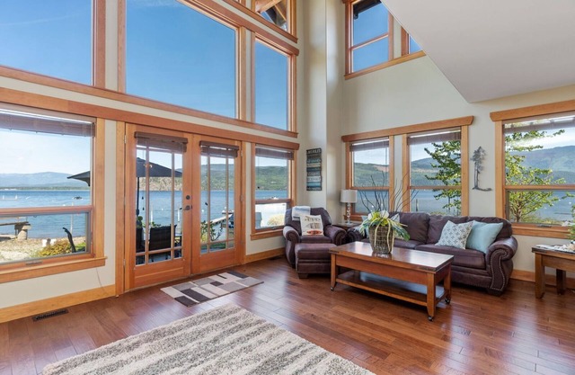 "Verdadero" propiedad de Shuswap Lakefront: acceso al lago desde la puerta trasera.