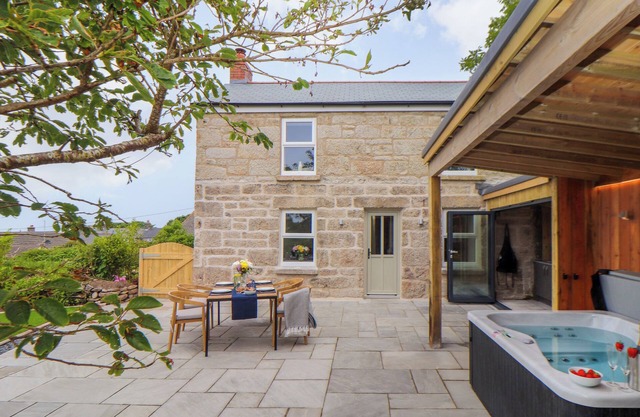 CARN HOUSE, pet friendly, character holiday cottage in Pendeen