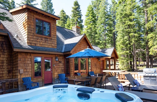 ¡Nuevo! Carnelian Bay Home w / Dock / Pier, Deck, Spa, Partial Lake Views