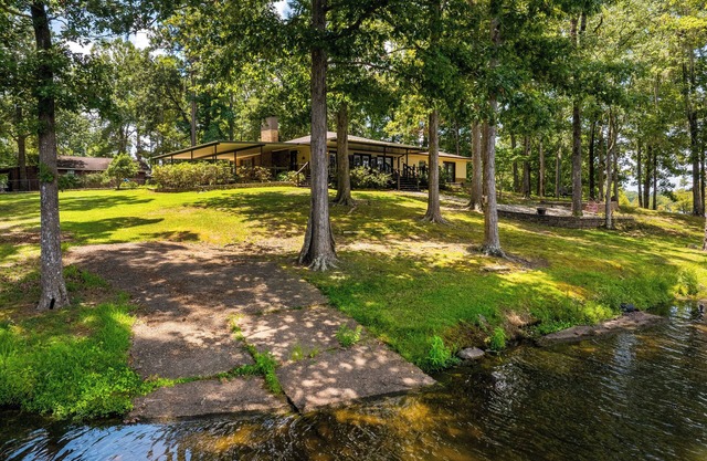 Caroline Pointe Hideaway a peaceful retreat on Cotile Lake in Central Louisiana