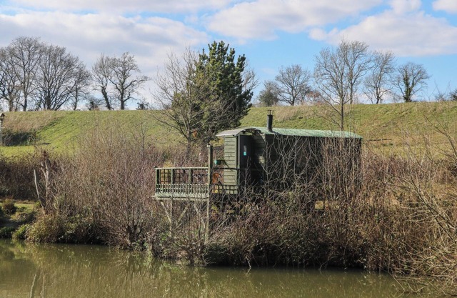 CARP HUT, pet friendly, character holiday cottage in Crowborough