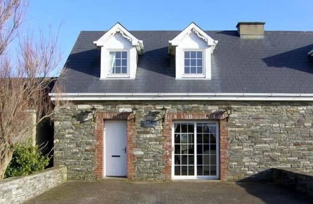 CARRAIG BRIDE, pet friendly, with open fire in Kilkee, County Clare