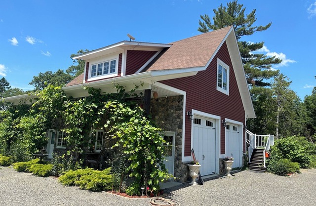 Carriage House on 9.5 Acres. Sit at the ocean or enjoy the waterfalls - Luxury