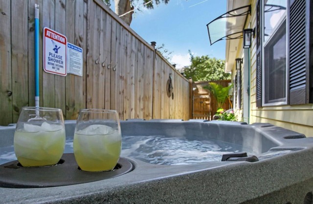 Carriage House W/ Hot Tub! Near Starland Yard