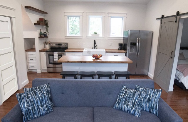 Carriage House with 2 Queens in Trendy, Walkable East Nashville Neighborhood