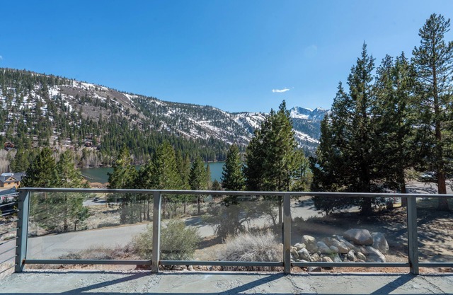 Casa de 3 dormitorios, 3 baños, sala de estar grande y área de cocina, plano de planta abierto