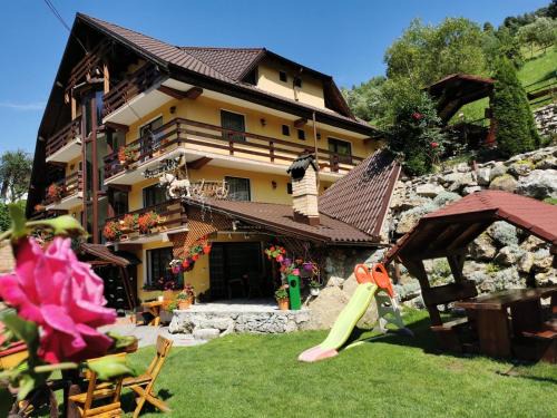 Casă de vacanță Denisa Preda-16 persoane