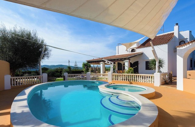CAS BAYAROL, casa con piscina privada.