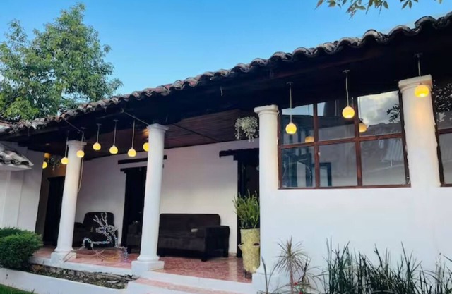 Casa a pocos pasos del centro con amplio jardin