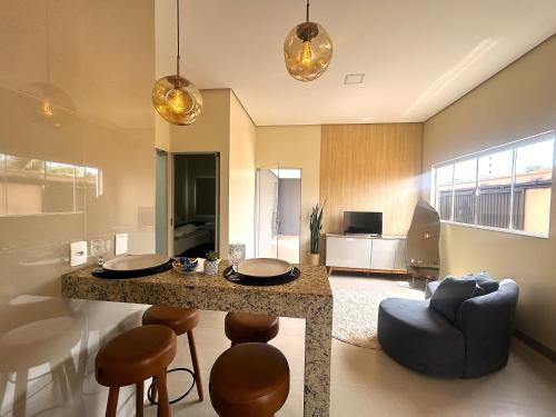 Casa 04 - Casa com 2 quartos, sendo uma suíte localizada próximo a rodoviária e o aeroporto