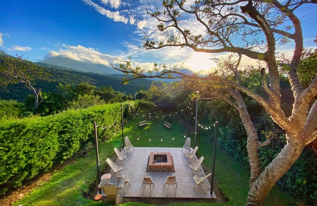 Casa 44 - Cozy and Modern 3BR with amazing views in the middle of the mountains.