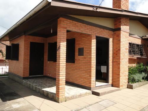 Casa a 300m da Praça, Completa, Wi-Fi, 130m quadrados, 4 Camas de Casal, 4 Quartos, Até 11 Pessoas, Quintal com Vasta Área Verde, Varanda nos Fundos, Garagem Coberta 1 Carro, Estacionamento Interno 2 Carros, Churrasqueira, Fogão a Lenha