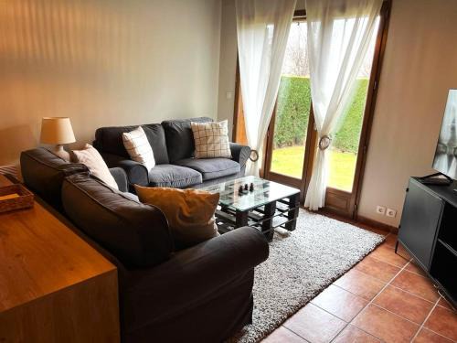 Casa Adosada con jardín y Wifi en Estavar