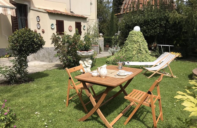 Casa Adriana dentro de una villa del siglo 14 con jardín privado al lado de Florencia