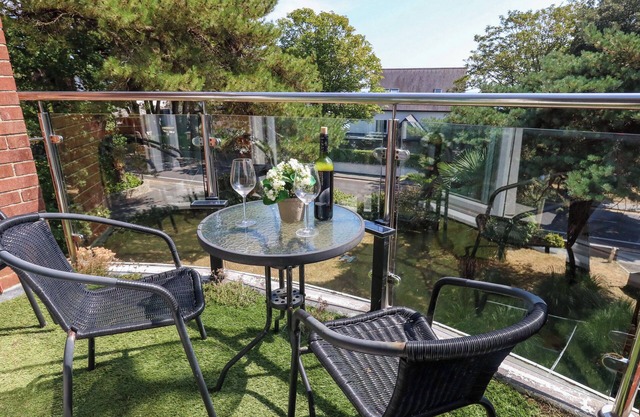 CASA AL MARE, pet friendly, character holiday cottage in Sandbanks