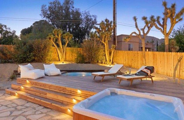 🌵Casa Amarilla - Hot Tub, Firepit, BBQ & Fantastic Yard for Families!🌵