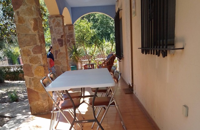 CASA AMB JARDI en pueblo medieval en el Alt Emporda a 10 min playas costa brava.