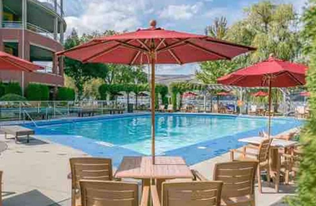 Casa Amigos: a beachfront resort 2bdrm condo w/ heated pool, hot tub & BOAT SLIP