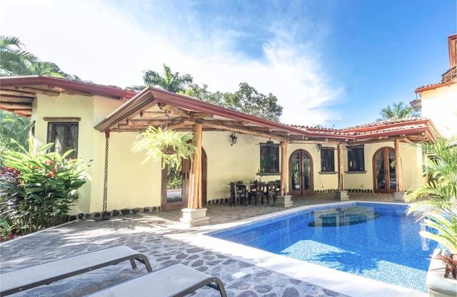 Casa Amistad: Private 2BR, 2BA w Pool, Comfort & Artistic Charm in Playa Hermosa