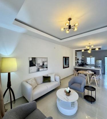Casa amplia y elegante cerca del Aeropuerto Palmerola