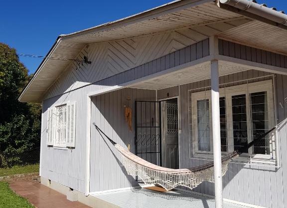 Casa Aurora, Completa, no Centro, Cercada, 130m quadrados, 11 Pessoas, Wi-Fi, 3 Quartos, Cozinha e Sala Integrados, 2 Banheiros, Varanda, Garagem Coberta 1 carro, Estacionamento Interno 3 Carros, Churrasqueira, Lareira de Alta Performance, Fogão de Ferro