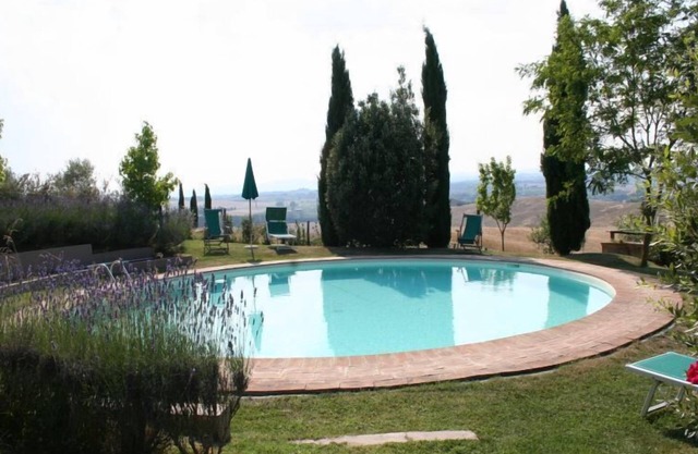 Casa unifamiliar con piscina y jardín, en la cima de una colina con vistas a Siena all'orizzo