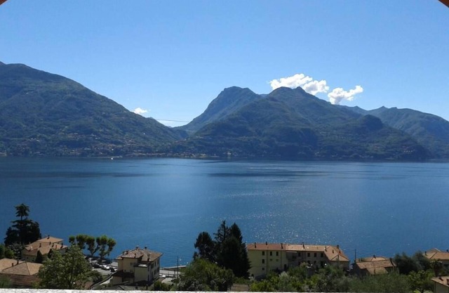 CASA AZALEA Bonito apartamento con maravillosa vista al lago.