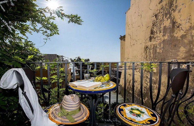 Casa Bettina: una casa antigua característica en un piso.